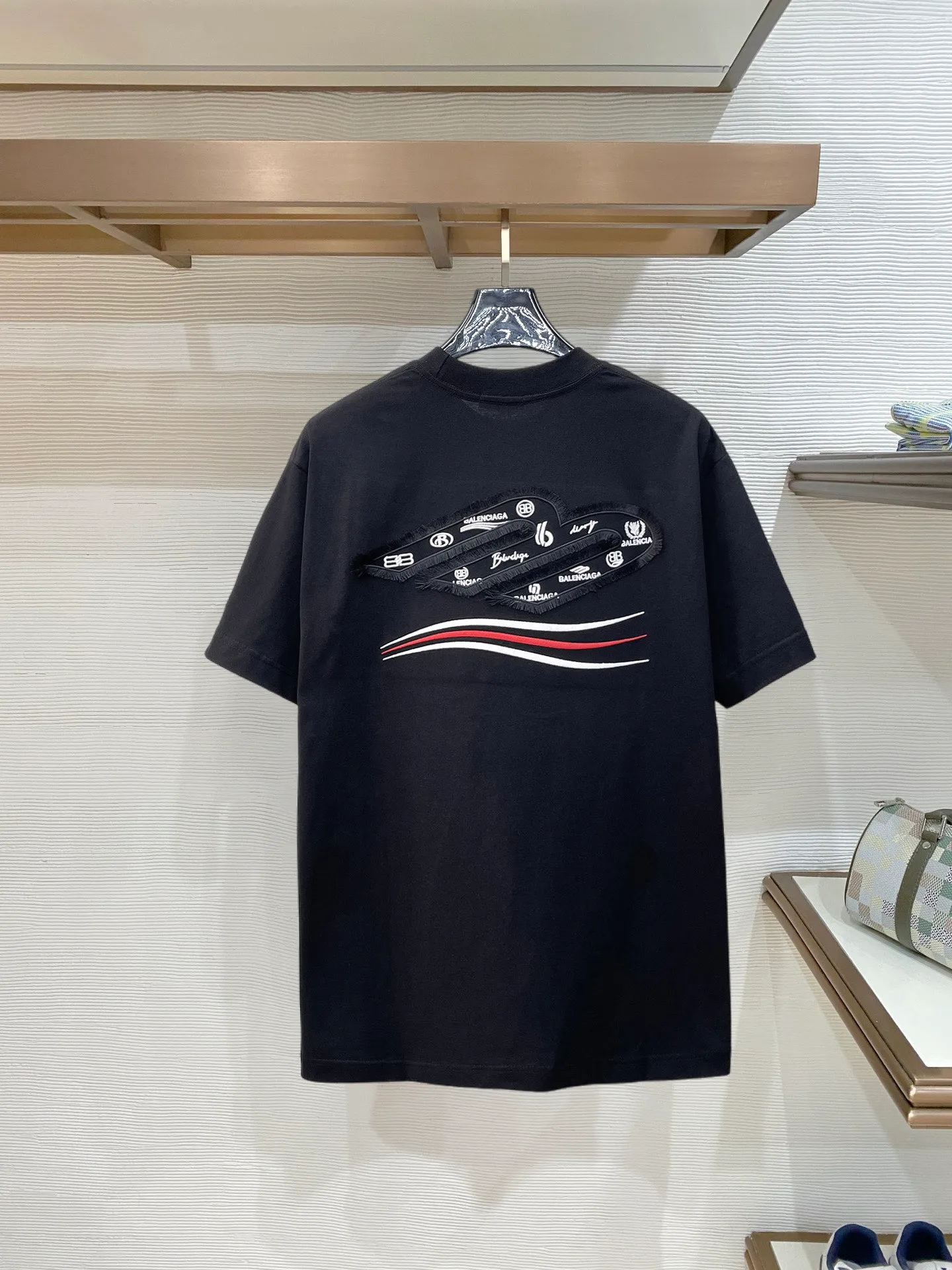 Balenciaga's high-end top-quality products 🐮2026 Spring and Summer New Arrival first counter, the latest New Arrival short-sleeved round neck T-shirt, Premium customized design, avant-garde and fashionable! Brand logo heavy craftsmanship design Premium customized 260g fabric. Soft to the touch. Comfortable to wear. Counter-level exquisite stitching. Fine workmanship. The upper body effect is incomparably handsome! A must-have item for men and women with the same style! Sizes: S~XXL When placing an order, please state your height and weight. The maximum wearing size is 210 pounds (one size larger)